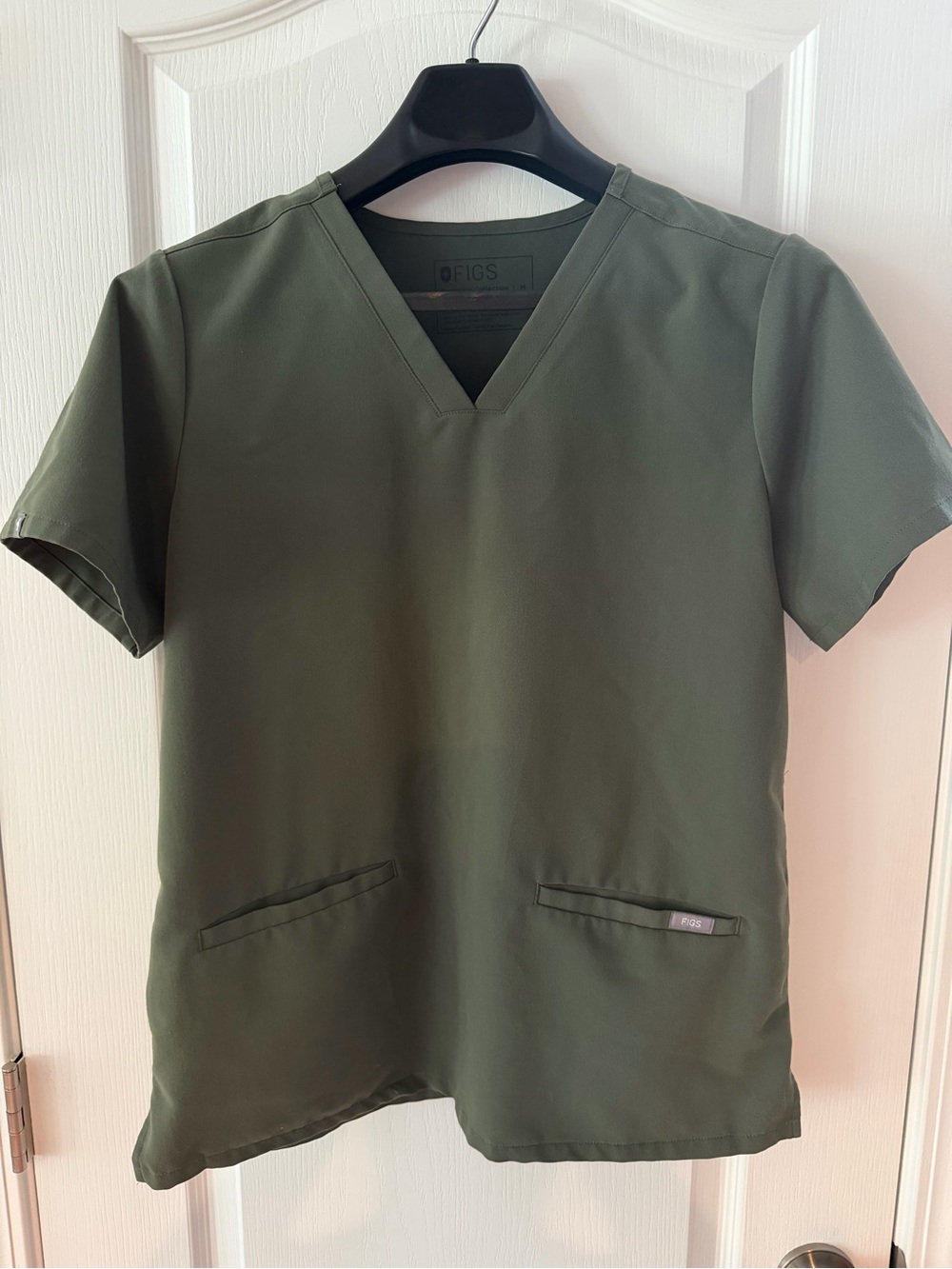 Figs Men’s V-Neck Scrub Top in Olive